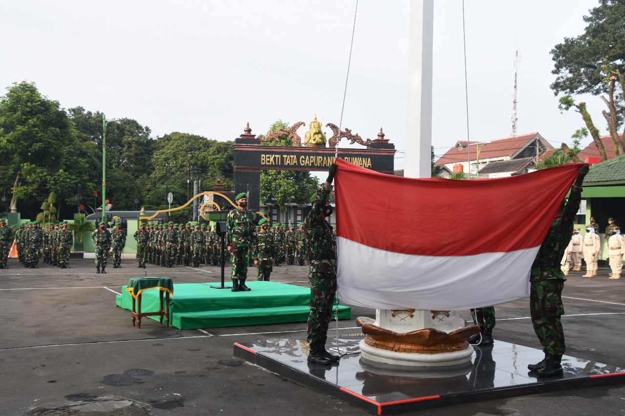 Mantapkan Kualitas Pengabdian, Prajurit Korem 073/Makutarama Laksanakan Upacara Bendera